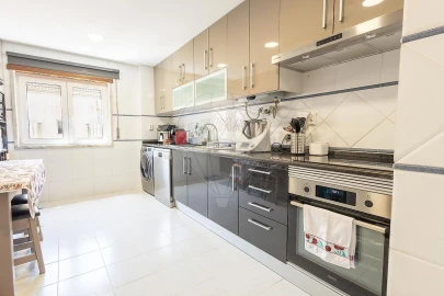Apartamento T3 para Venda em Carregado e Cadafais