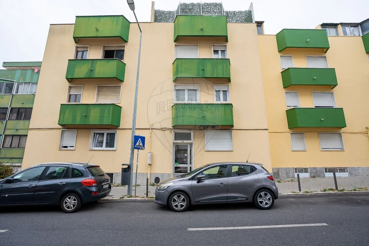 Apartamento T2 para Venda em Rio de Mouro Foto 3