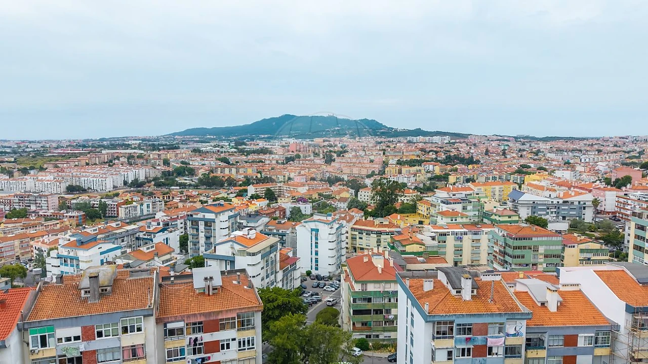 Apartamento T2 para Venda em Rio de Mouro Foto 2