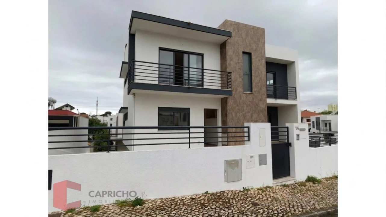 Moradia T5 para Venda em Laranjeiro e Feijó Foto 1