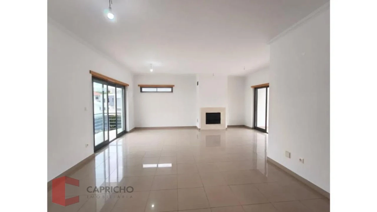 Moradia T5 para Venda em Laranjeiro e Feijó Foto 2