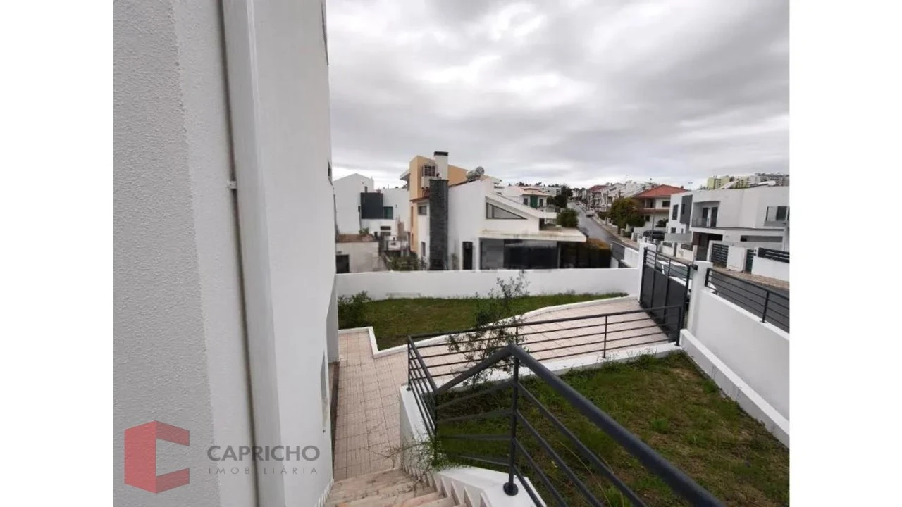 Moradia T5 para Venda em Laranjeiro e Feijó Foto 4