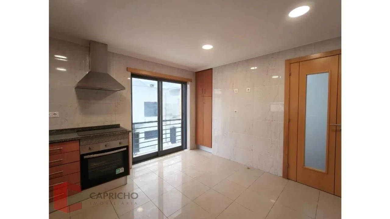 Moradia T5 para Venda em Laranjeiro e Feijó Foto 10