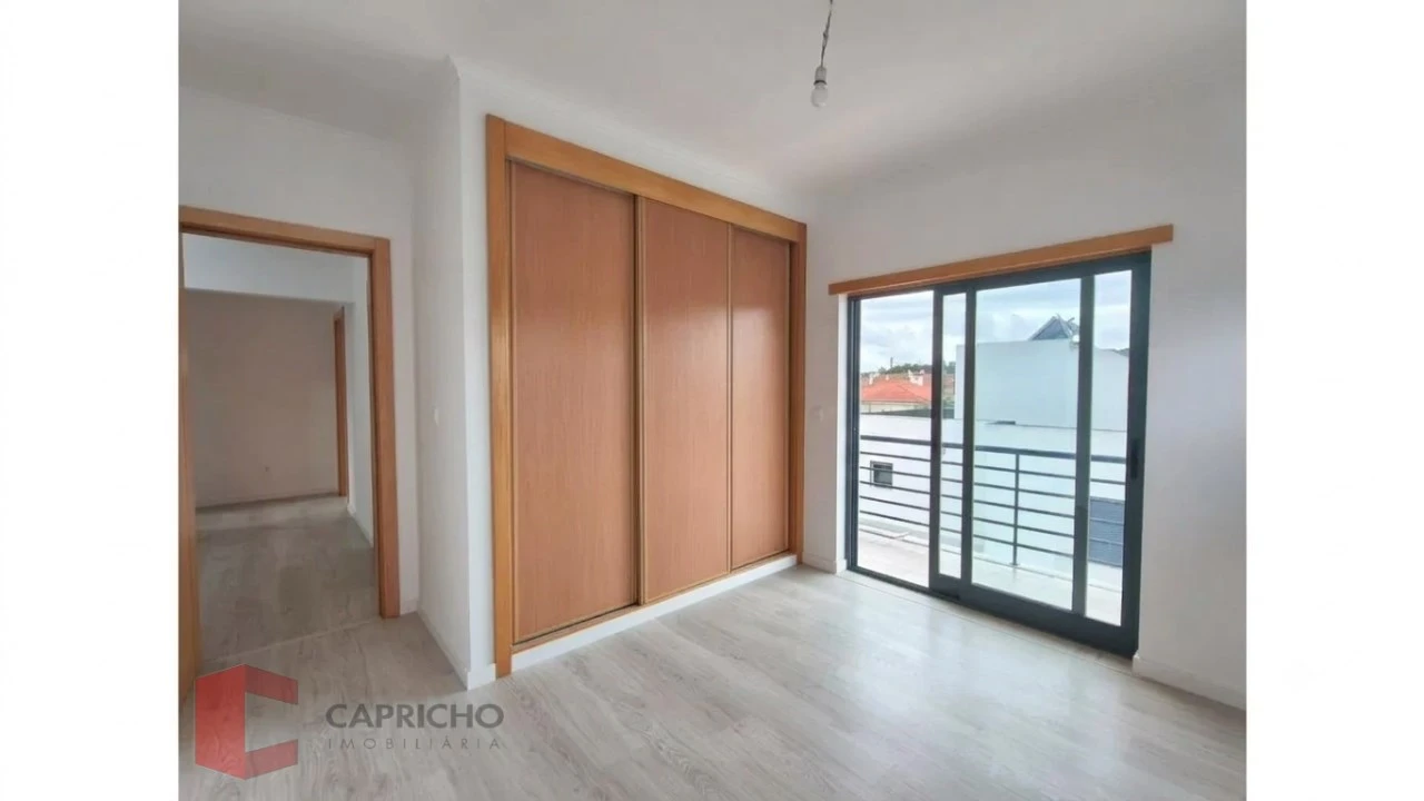 Moradia T5 para Venda em Laranjeiro e Feijó Foto 13