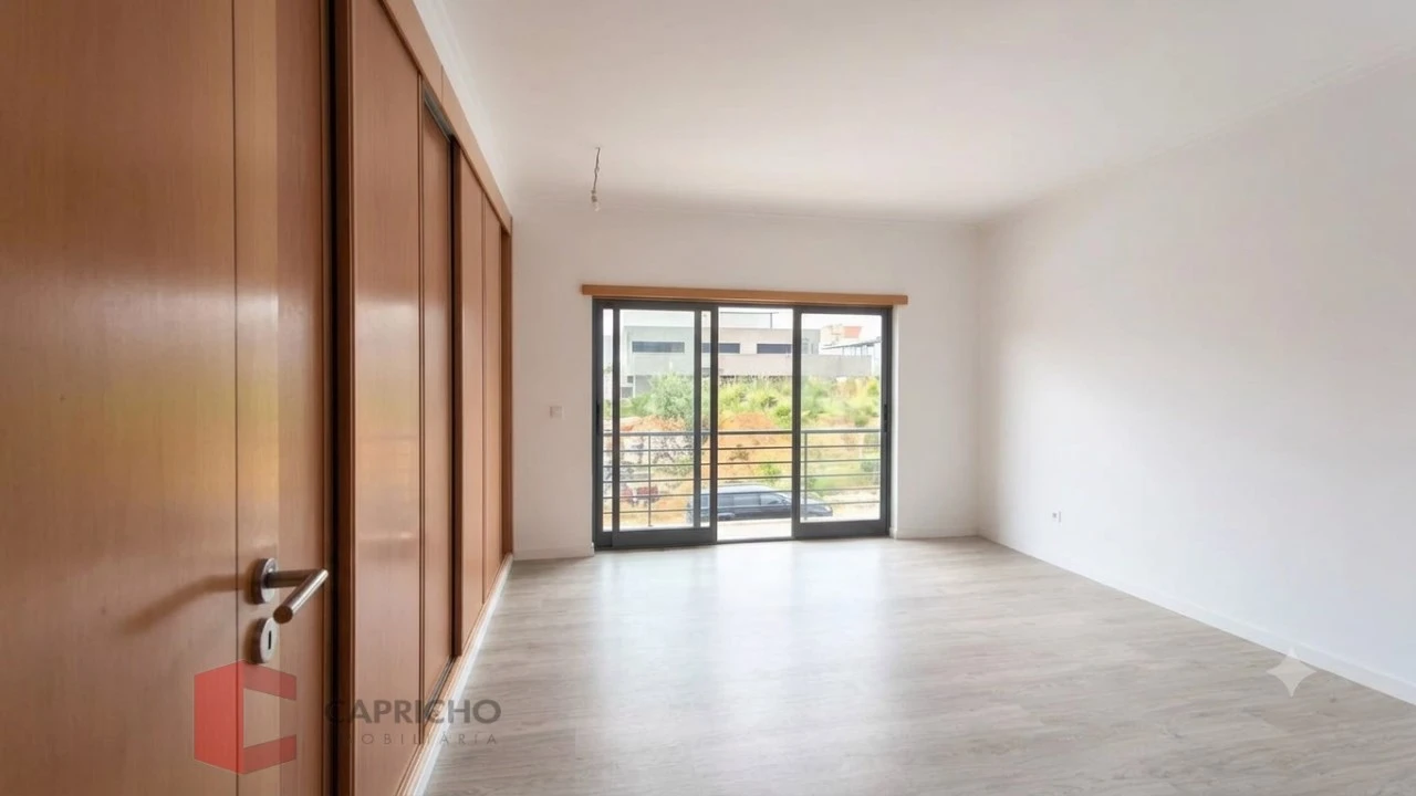 Moradia T5 para Venda em Laranjeiro e Feijó Foto 16