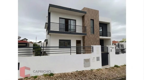 Moradia T5 para Venda em Laranjeiro e Feijó