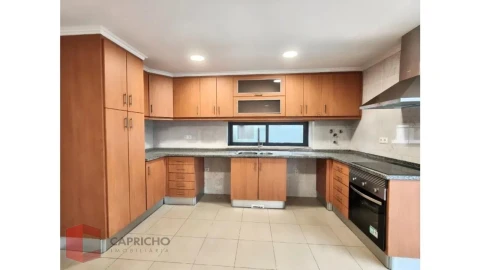 Moradia T5 para Venda em Laranjeiro e Feijó