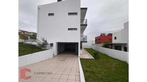 Moradia T5 para Venda em Laranjeiro e Feijó