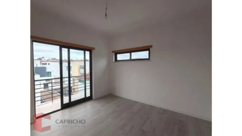 Moradia T5 para Venda em Laranjeiro e Feijó