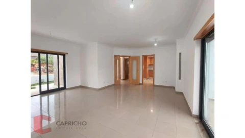 Moradia T5 para Venda em Laranjeiro e Feijó