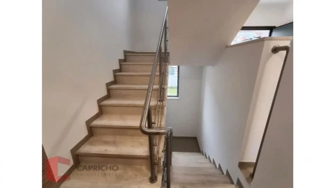 Moradia T5 para Venda em Laranjeiro e Feijó