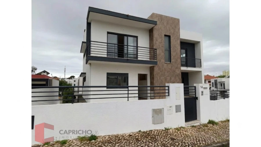 Moradia T5 para Venda em Laranjeiro e Feijó