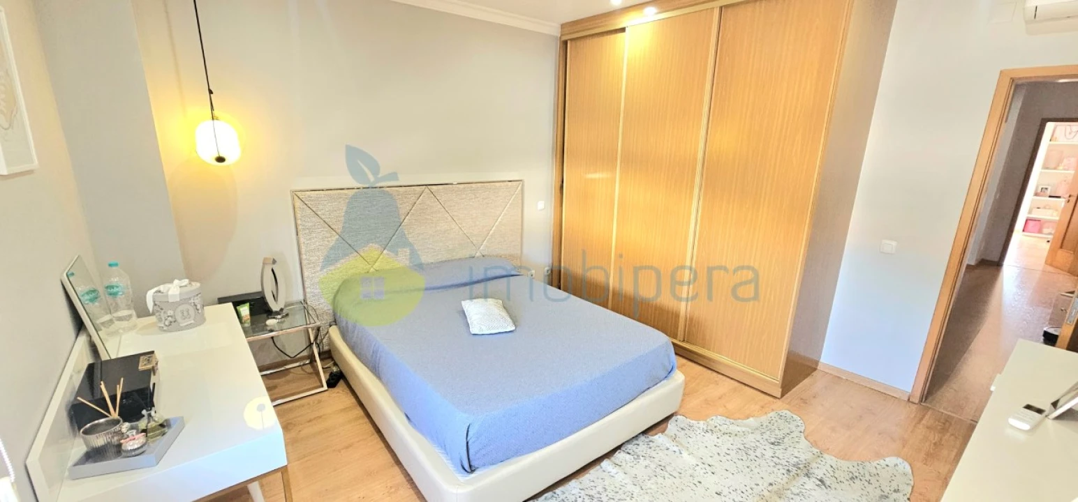 Moradia T4 para Venda em Quelfes Foto 48