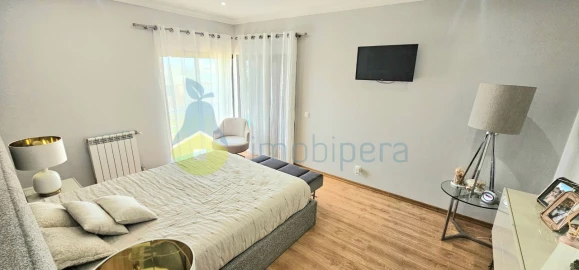 Moradia T4 para Venda em Quelfes