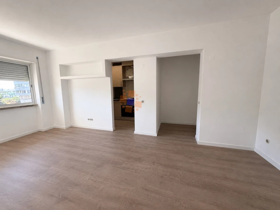 Apartamento T1 para Venda em Laranjeiro e Feijó Foto 2