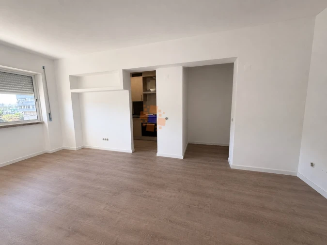 Apartamento T1 para Venda em Laranjeiro e Feijó Foto 2