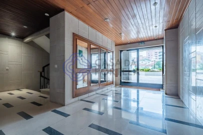 Apartamento T5 para Venda em Mafamude e Vilar do Paraíso