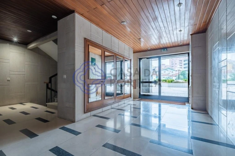 Apartamento T5 para Venda em Mafamude e Vilar do Paraíso Foto 2