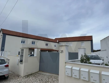 Moradia T2 para Venda em Igreja Nova e Cheleiros