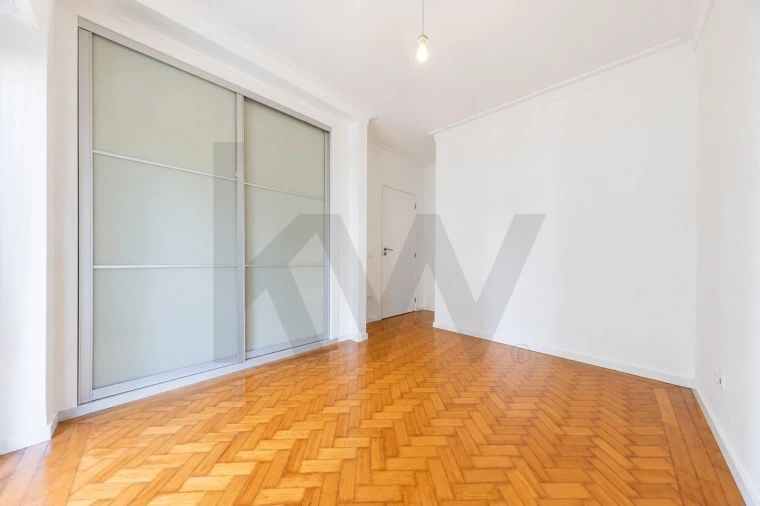 Apartamento T2 para Arrendamento em Campo de Ourique Foto 6
