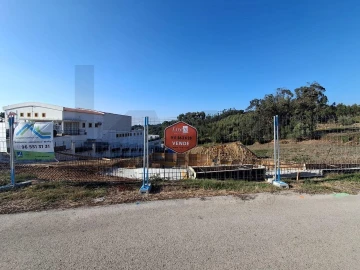 Moradia T3 para Venda em Igreja Nova e Cheleiros