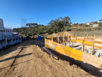 Moradia T3 para Venda em Igreja Nova e Cheleiros