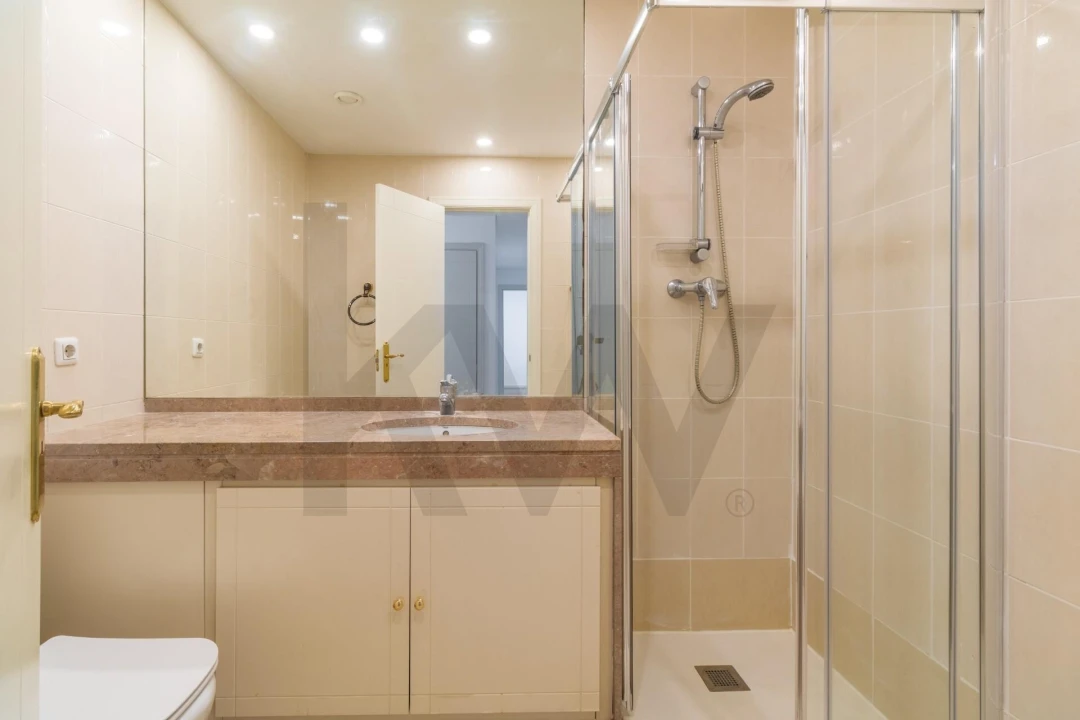 Apartamento T4 para Arrendamento em Campolide Foto 19
