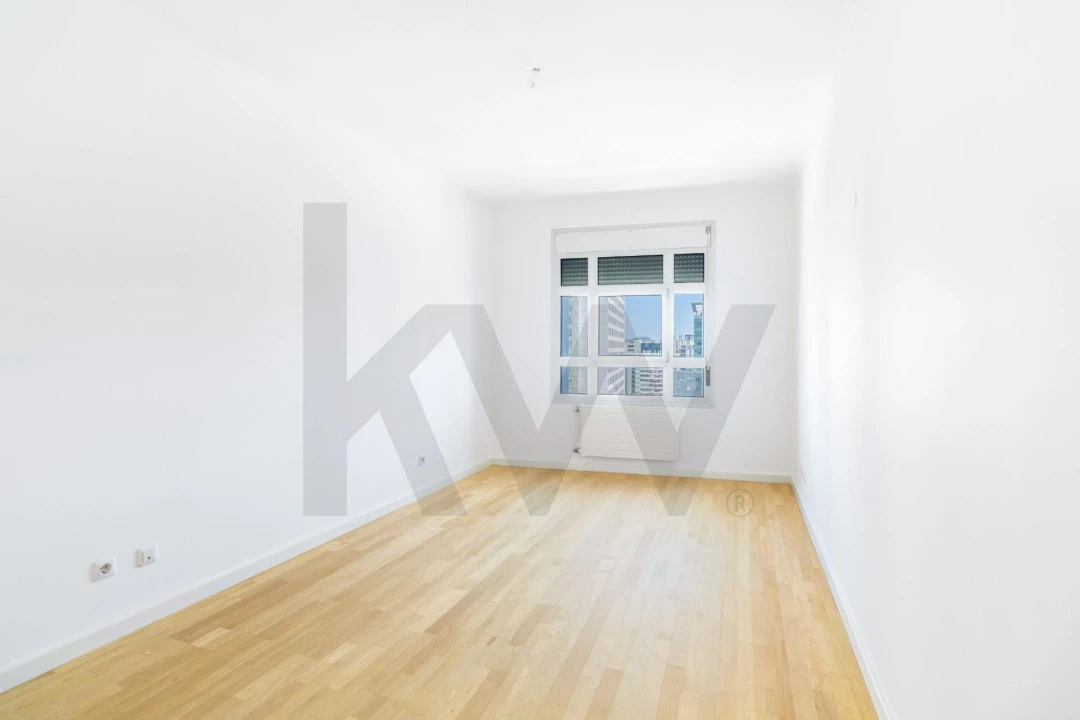 Apartamento T4 para Arrendamento em Campolide Foto 13