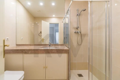 Apartamento T4 para Arrendamento em Campolide