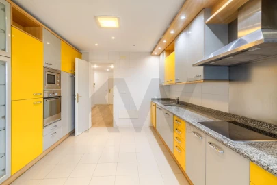 Apartamento T4 para Arrendamento em Campolide