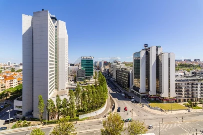 Apartamento T4 para Arrendamento em Campolide