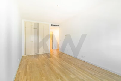 Apartamento T4 para Arrendamento em Campolide