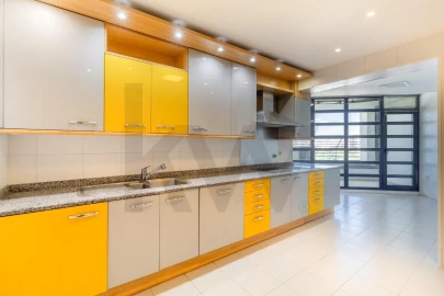 Apartamento T4 para Arrendamento em Campolide