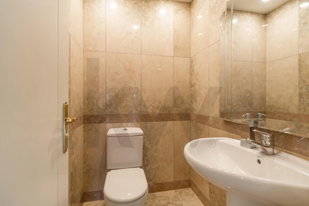 Apartamento T4 para Arrendamento em Campolide Foto 24