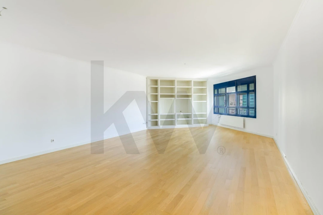 Apartamento T4 para Arrendamento em Campolide Foto 2