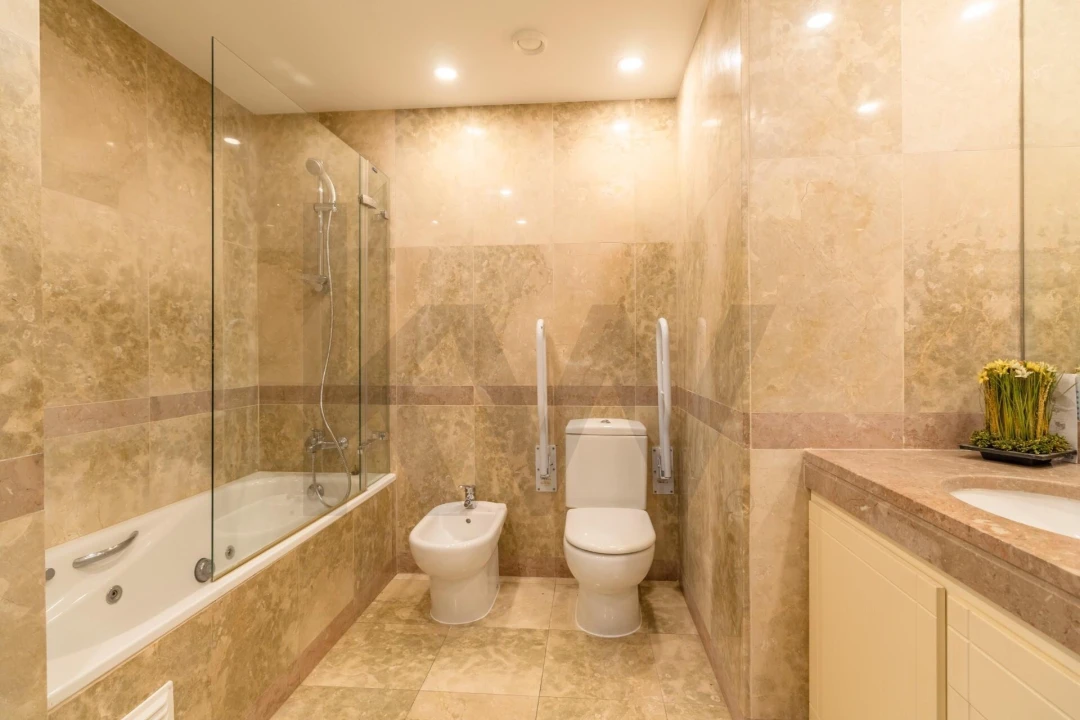Apartamento T4 para Arrendamento em Campolide Foto 18