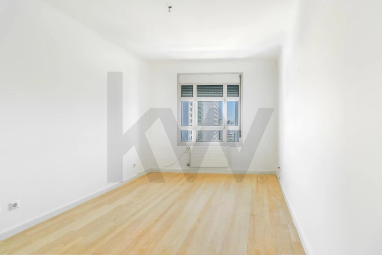 Apartamento T4 para Arrendamento em Campolide Foto 15