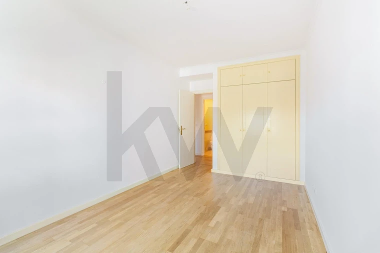 Apartamento T4 para Arrendamento em Campolide Foto 18