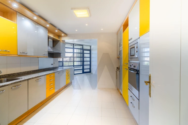 Apartamento T4 para Arrendamento em Campolide Foto 8