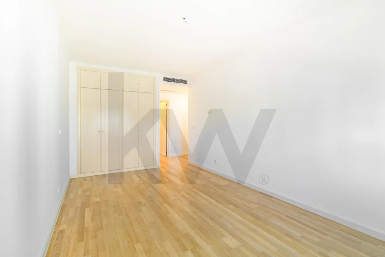 Apartamento T4 para Arrendamento em Campolide Foto 14