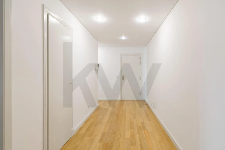 Apartamento T4 para Arrendamento em Campolide Foto 22