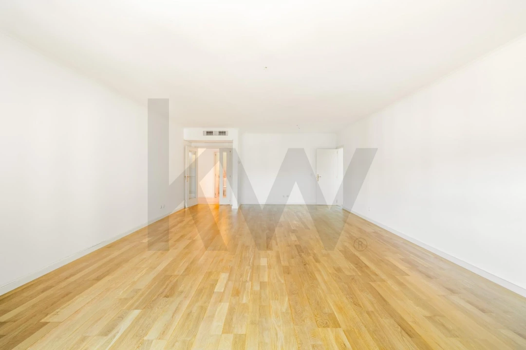 Apartamento T4 para Arrendamento em Campolide Foto 10