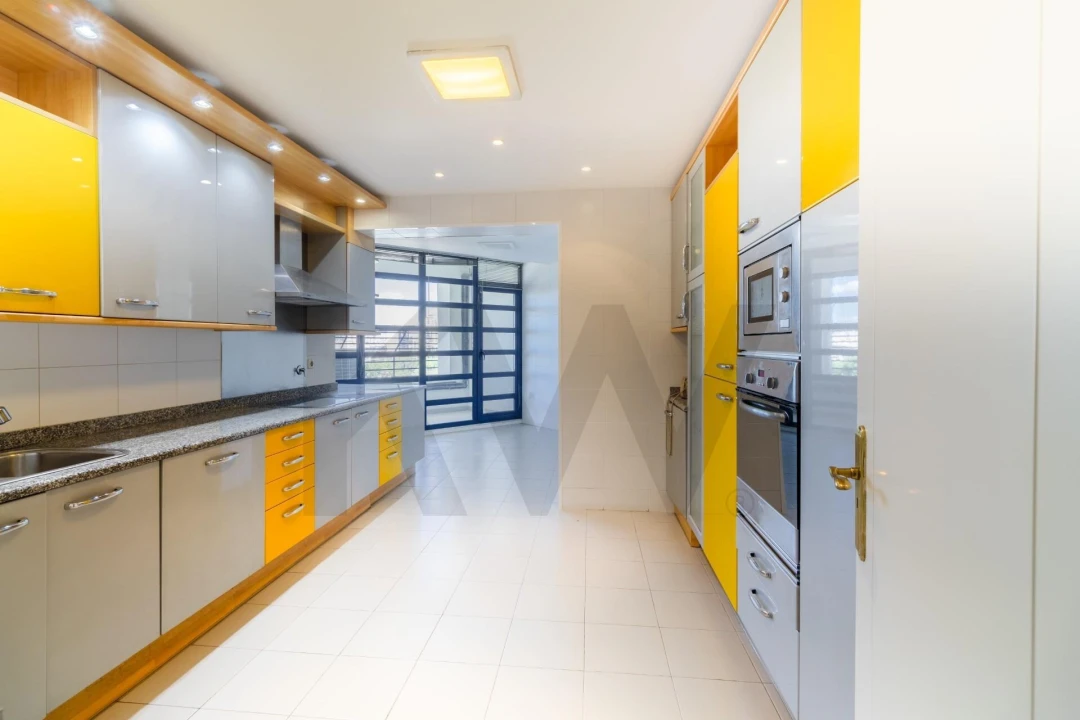 Apartamento T4 para Arrendamento em Campolide Foto 8
