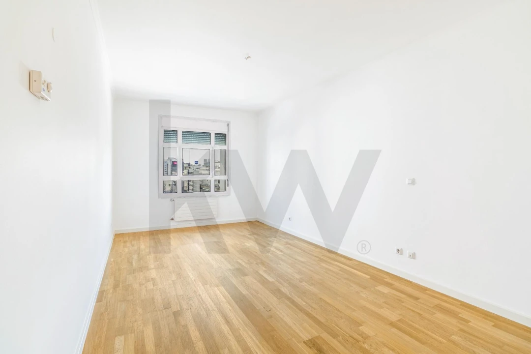 Apartamento T4 para Arrendamento em Campolide Foto 16