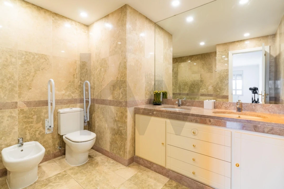 Apartamento T4 para Arrendamento em Campolide Foto 25