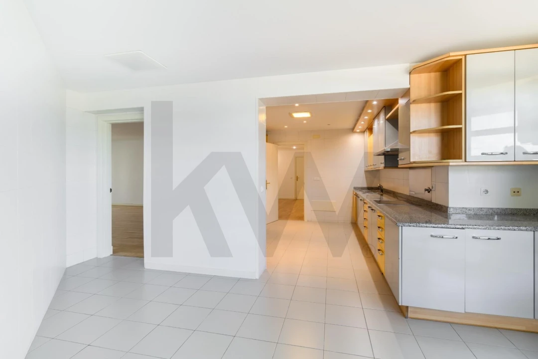 Apartamento T4 para Arrendamento em Campolide Foto 9
