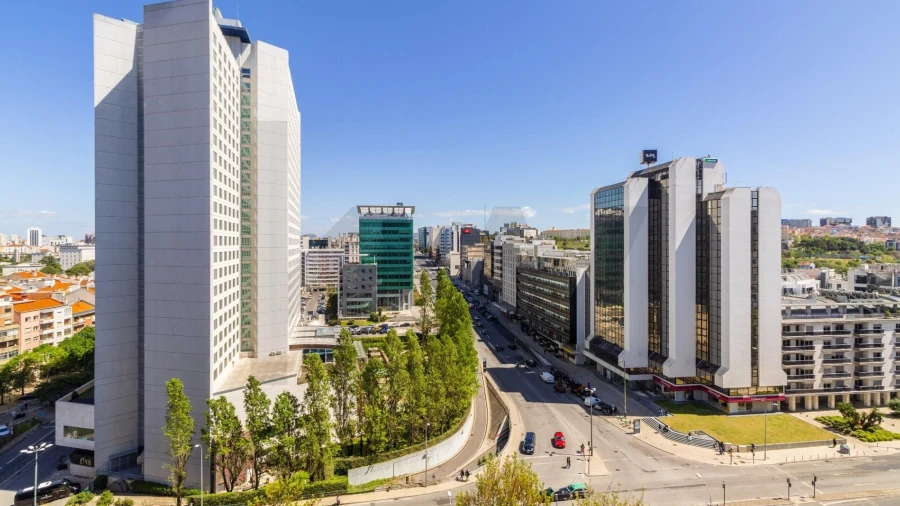 Apartamento T4 para Arrendamento em Campolide