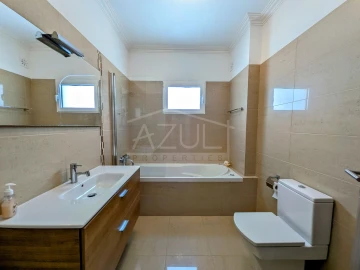 Moradia T5 para Venda em Quarteira