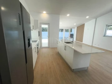 Moradia T3 para Venda em Charneca de Caparica e Sobreda