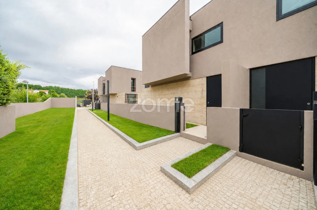 Moradia T4 para Venda em Arcozelo Foto 1